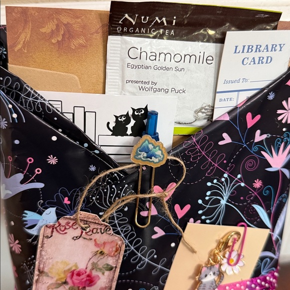 Blind date with a book. Hardcover with goodies. - Picture 3 of 4